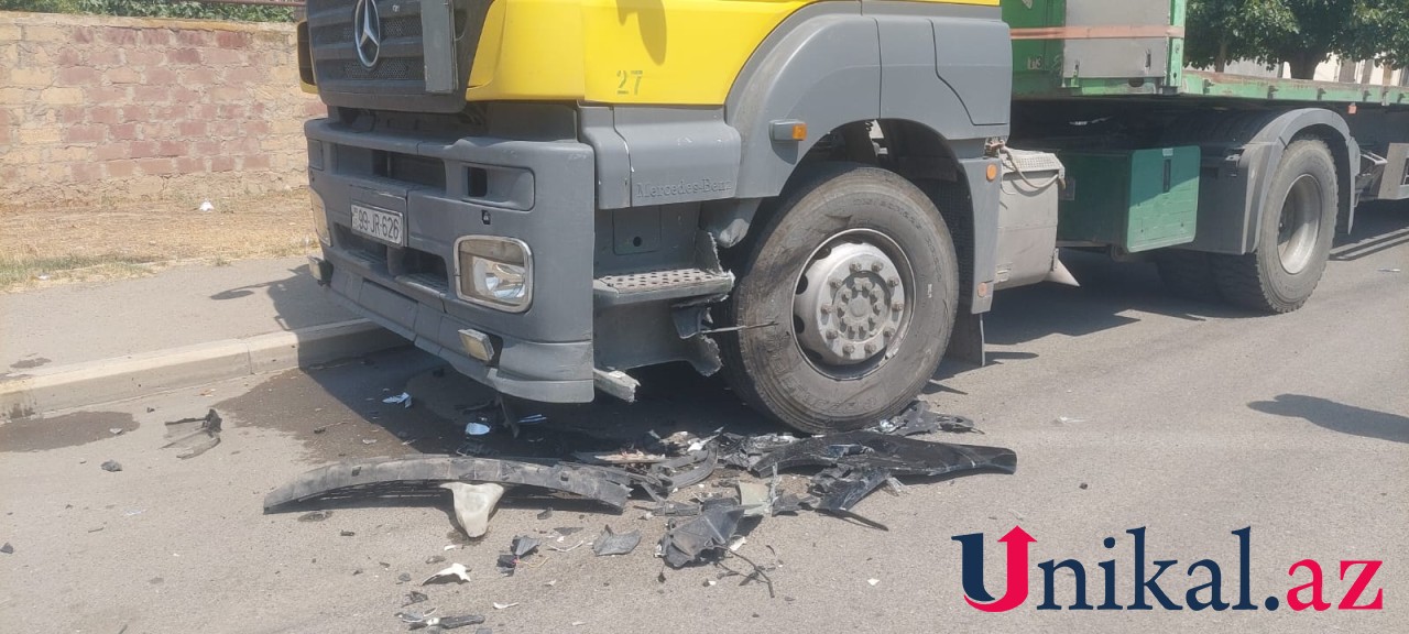 Gəncədə avtomobil yük maşınına çırpıldı - FOTO